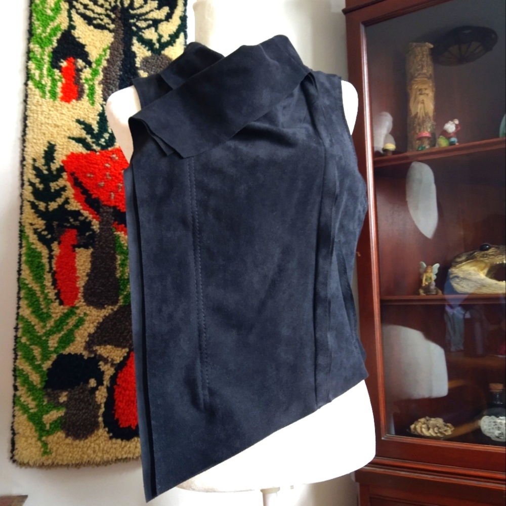 BCBCMaxAzria black faux suede Fabian off center zippered vest size medium